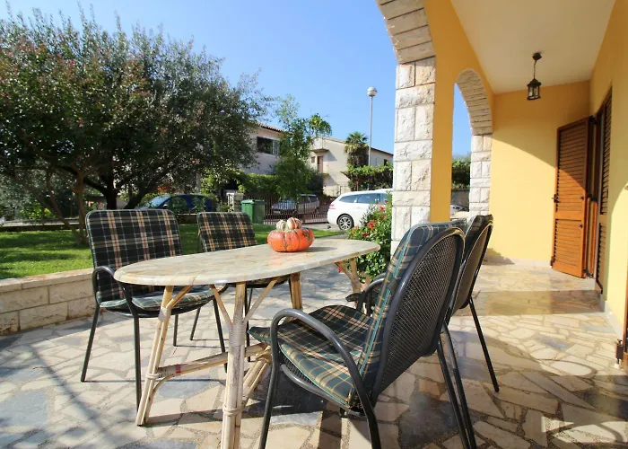 Hundefreundliches Nur 600 Meter Zum Mit Garten Und Grill Poreč