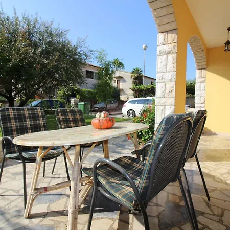 Hundefreundliches Nur 600 Meter Zum Mit Garten Und Grill Poreč